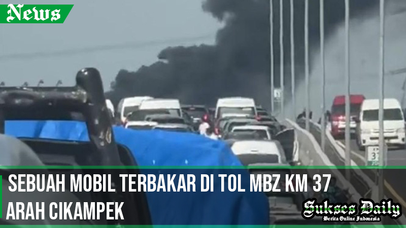 sebuah mobil terbakar di tol MBZ km 37 arah cikampek